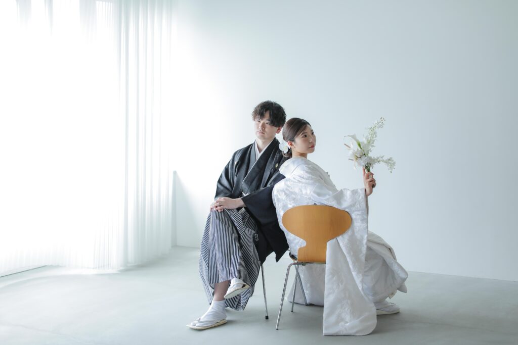 差し込む光が白無垢の陰影を美しく描き出す。シンプルだからこそ本質が伝わる和装カッ ト | IN MY LIFE photography