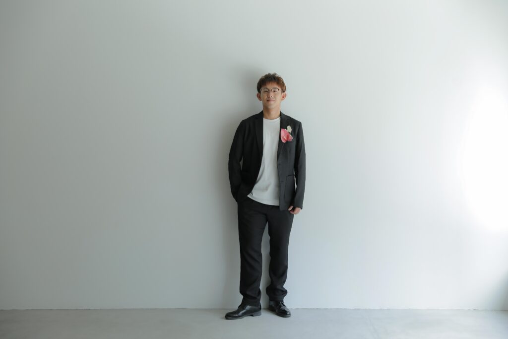 作り込まない自然な笑顔。お互いの空気感を大切に切り取った、等身大な洋装フォトウエ ディング | IN MY LIFE photography