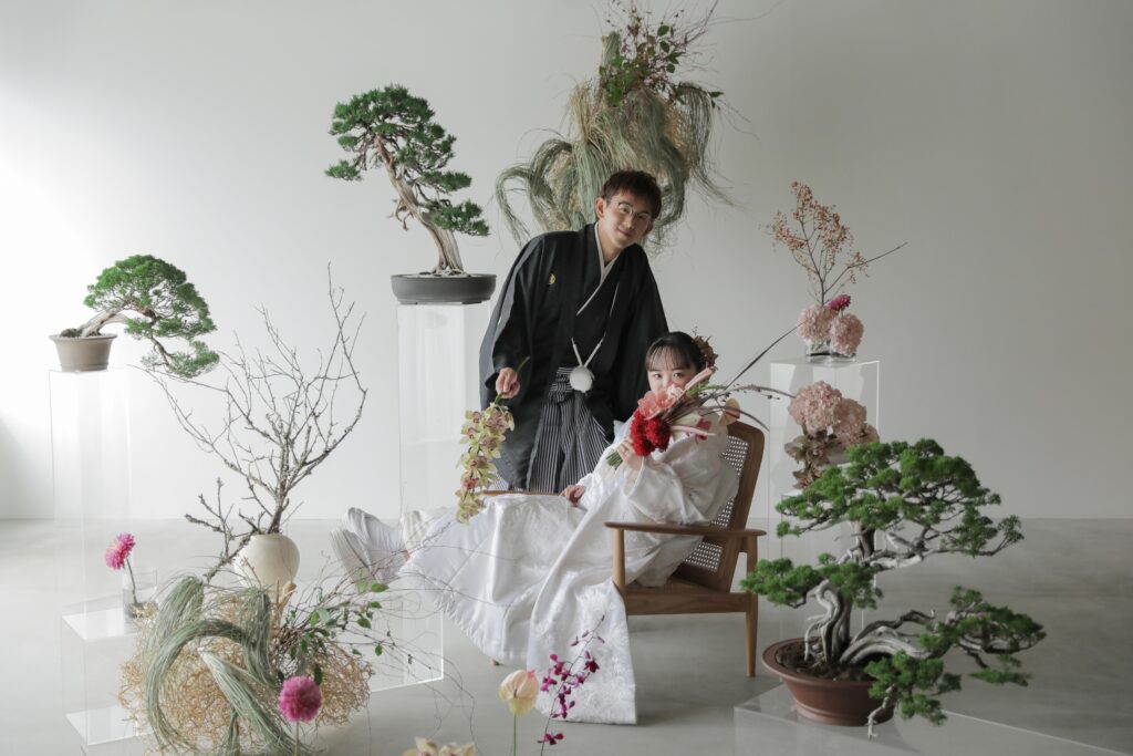 「引き算の美学」で構成された、ミニマルな白壁に映える草花とフラワーベースのスタイ
リング | IN MY LIFE photography