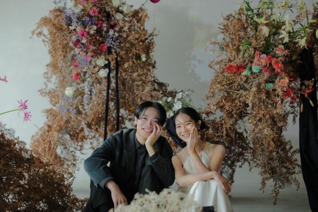 フォトウエディングを彩る上質な花。新郎新婦の美しさを引き立てる、洗練されたアーテ
ィスティックな花材の配置 | IN MY LIFE photography