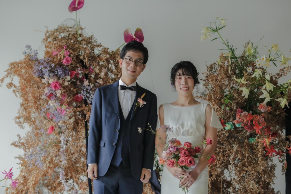 フォトウエディングを彩る上質な花。新郎新婦の美しさを引き立てる、洗練されたアーテ
ィスティックな花材の配置 | IN MY LIFE photography