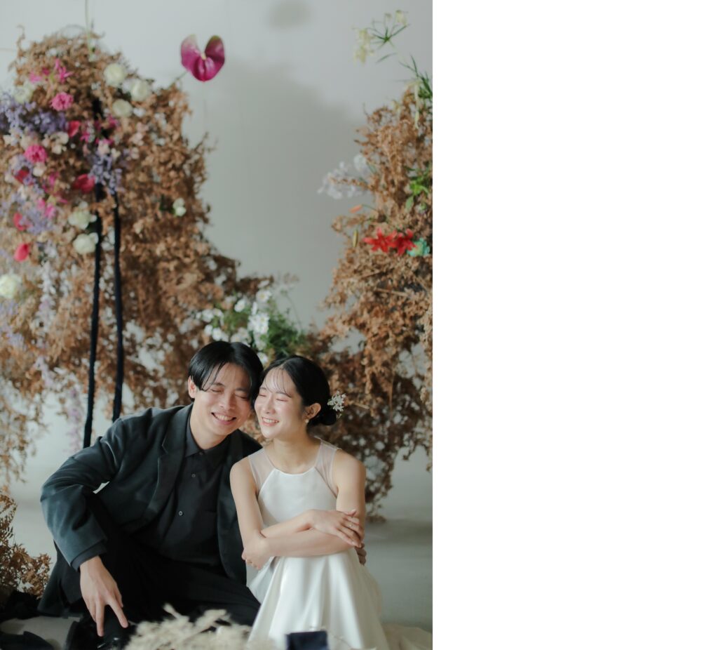 フォトウエディングを彩る上質な花。新郎新婦の美しさを引き立てる、洗練されたアーテ
ィスティックな花材の配置 | IN MY LIFE photography