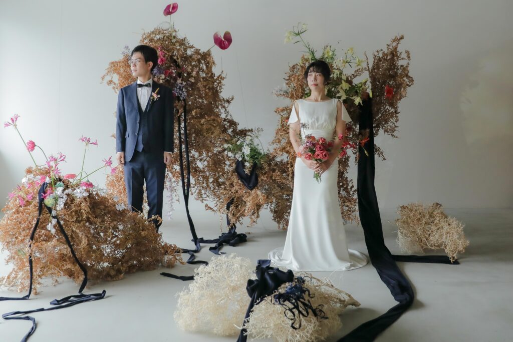 フォトウエディングを彩る上質な花。新郎新婦の美しさを引き立てる、洗練されたアーテ
ィスティックな花材の配置 | IN MY LIFE photography