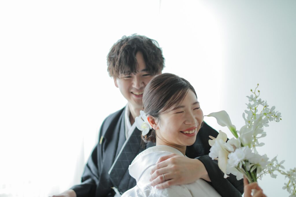 型にはまらない、自由で自然体な和装フォトウエディング。白無垢姿でこぼれる柔らかな 笑顔の一枚 | IN MY LIFE photography
