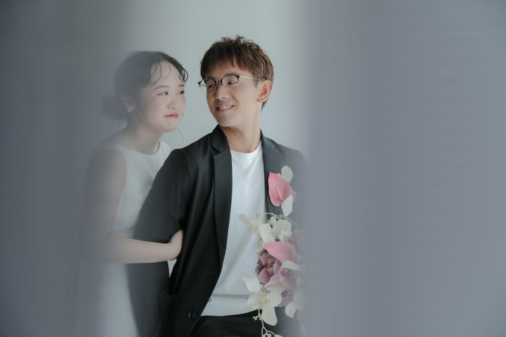 柔らかな自然光が包み込むスタジオで、ドレスの繊細なディテールまで美しく残す前撮り カット | IN MY LIFE photography
