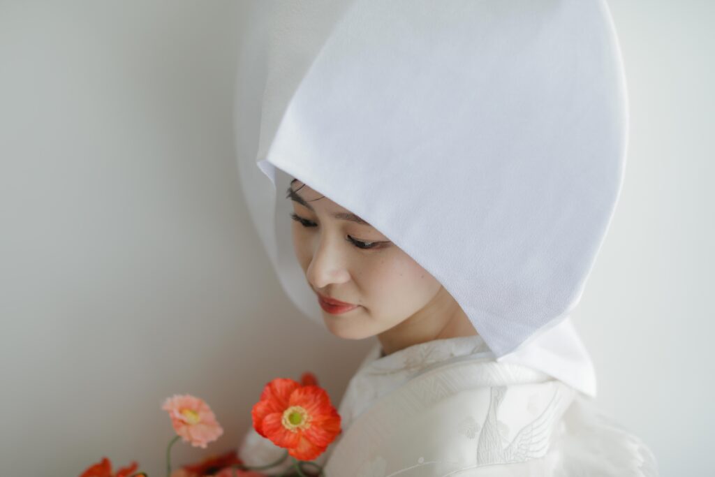 差し込む光が白無垢の陰影を美しく描き出す。シンプルだからこそ本質が伝わる和装カッ
ト | IN MY LIFE photography