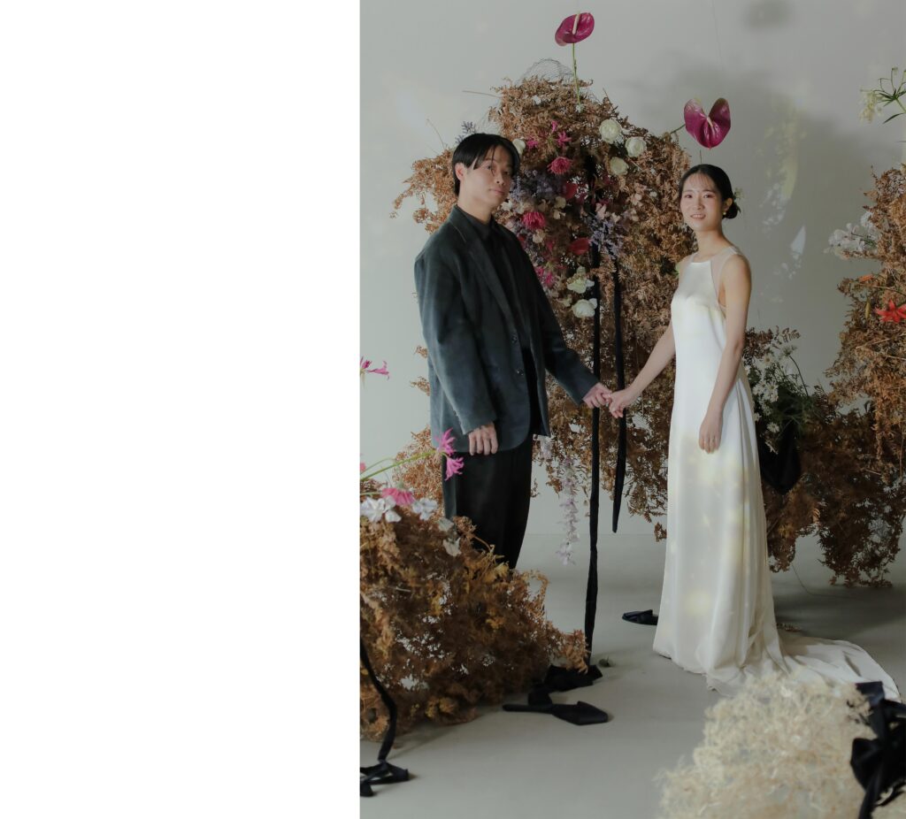 フォトウエディングを彩る上質な花。新郎新婦の美しさを引き立てる、洗練されたアーテ
ィスティックな花材の配置 | IN MY LIFE photography