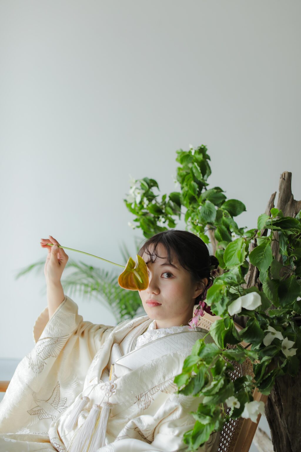 フォトスタジオの白を基調とした空間に飾られた、鮮やかな花とのフラワーベースのスタ
イリング| IN MY LIFE photography