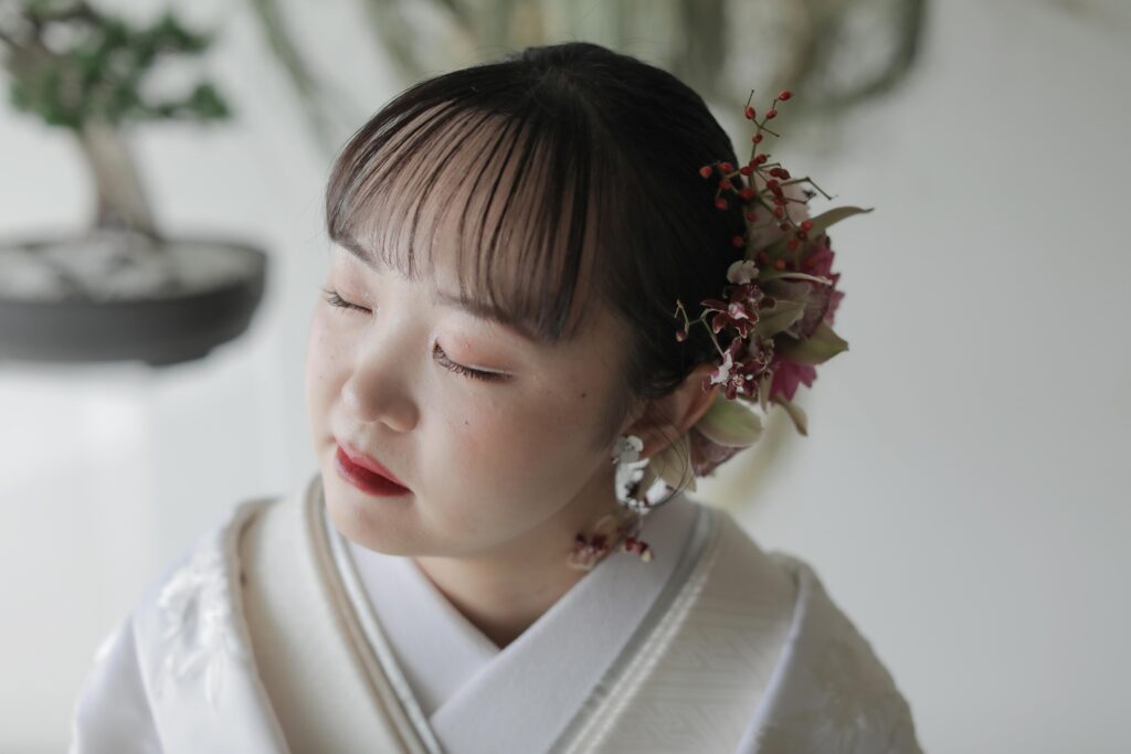 差し込む光が白無垢の陰影を美しく描き出す。シンプルだからこそ本質が伝わる和装カッ
ト | IN MY LIFE photography