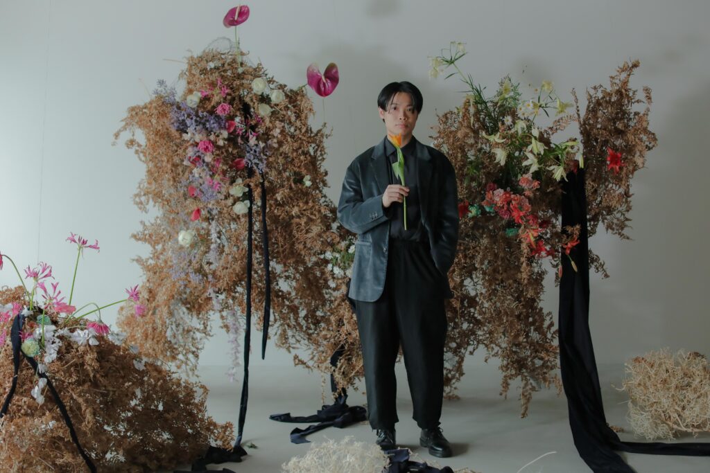 フォトウエディングを彩る上質な花。新郎新婦の美しさを引き立てる、洗練されたアーテ
ィスティックな花材の配置 | IN MY LIFE photography