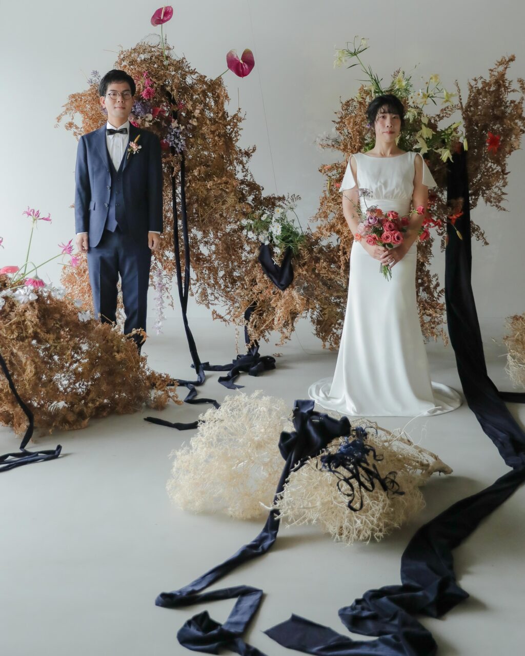 フォトウエディングを彩る上質な花。新郎新婦の美しさを引き立てる、洗練されたアーテ
ィスティックな花材の配置 | IN MY LIFE photography