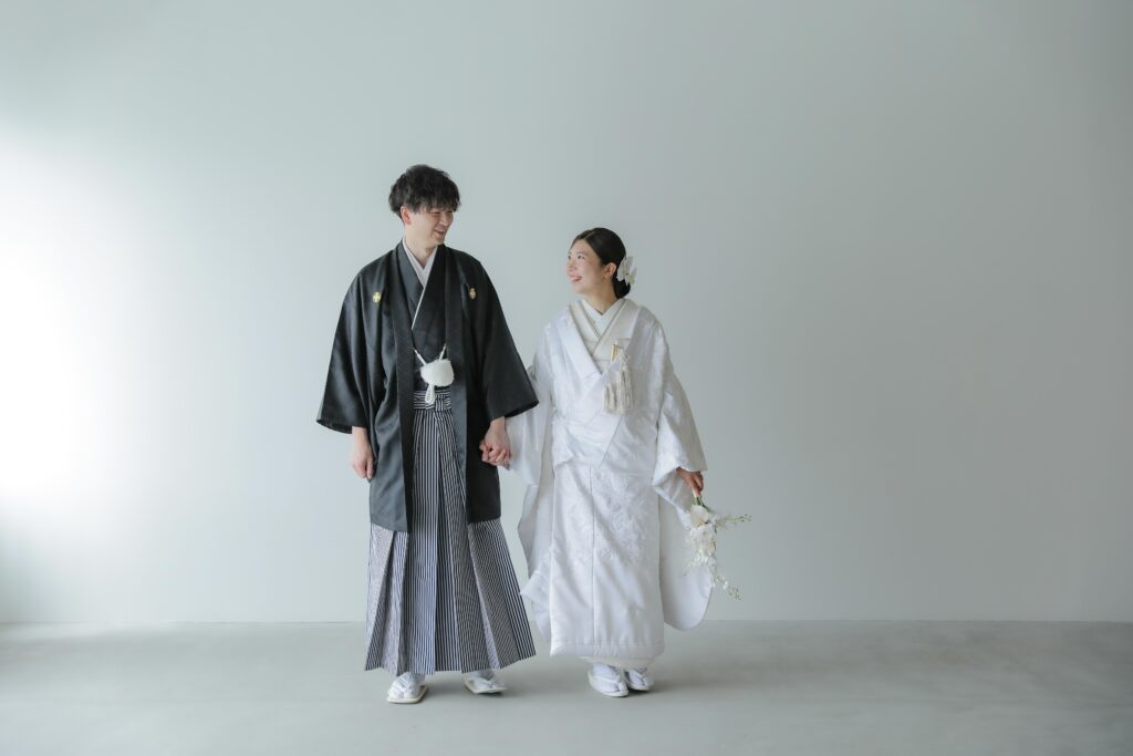 型にはまらない、自由で自然体な和装フォトウエディング。白無垢姿でこぼれる柔らかな 笑顔の一枚 | IN MY LIFE photography