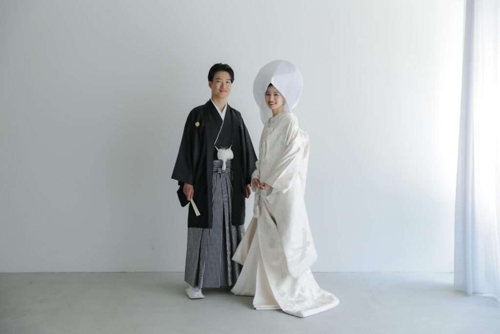 差し込む光が白無垢の陰影を美しく描き出す。シンプルだからこそ本質が伝わる和装カッ
ト | IN MY LIFE photography