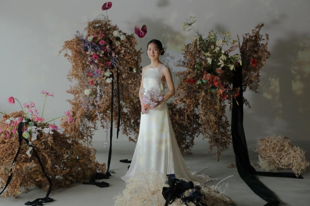 フォトウエディングを彩る上質な花。新郎新婦の美しさを引き立てる、洗練されたアーテ
ィスティックな花材の配置 | IN MY LIFE photography