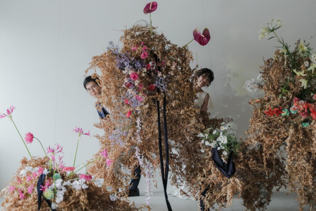 フォトウエディングを彩る上質な花。新郎新婦の美しさを引き立てる、洗練されたアーテ
ィスティックな花材の配置 | IN MY LIFE photography
