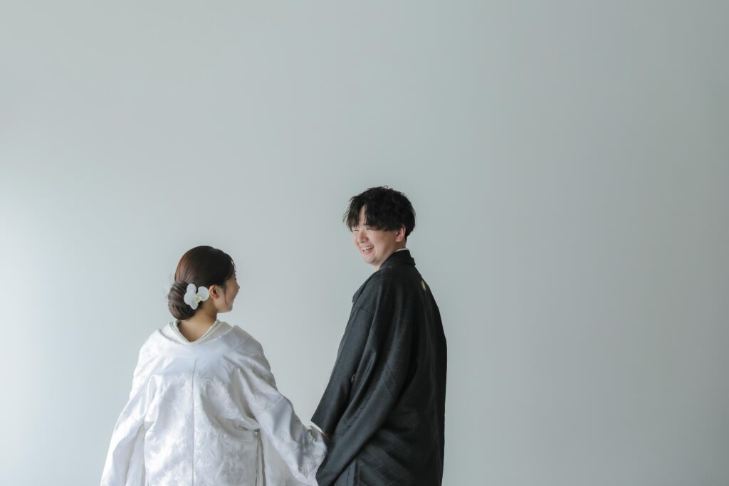 型にはまらない、自由で自然体な和装フォトウエディング。白無垢姿でこぼれる柔らかな 笑顔の一枚 | IN MY LIFE photography