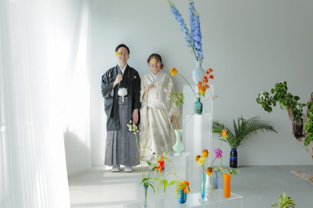「引き算の美学」で構成された、ミニマルな白壁に映える草花とフラワーベースのスタイ
リング | IN MY LIFE photography