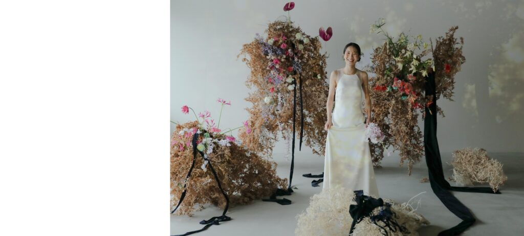 フォトウエディングを彩る上質な花。新郎新婦の美しさを引き立てる、洗練されたアーテ
ィスティックな花材の配置 | IN MY LIFE photography