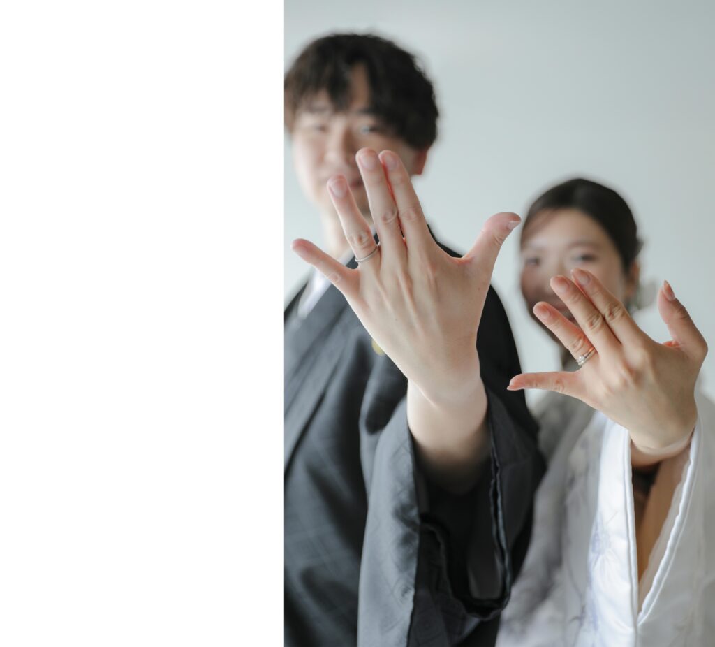 型にはまらない、自由で自然体な和装フォトウエディング。白無垢姿でこぼれる柔らかな 笑顔の一枚 | IN MY LIFE photography