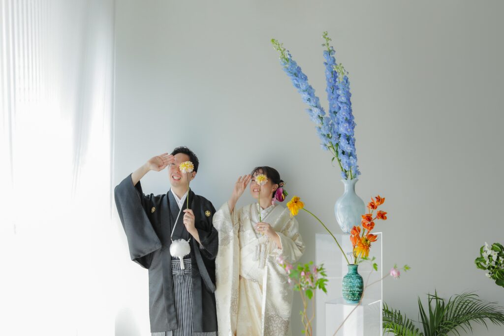 「引き算の美学」で構成された、ミニマルな白壁に映える草花とフラワーベースのスタイ
リング | IN MY LIFE photography