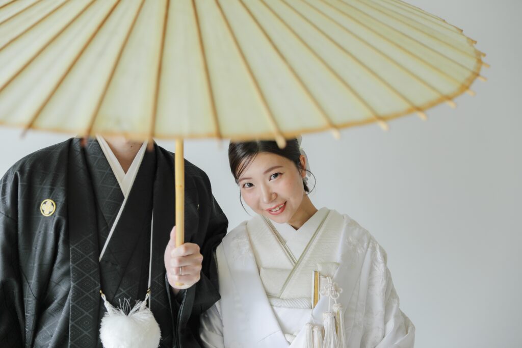 型にはまらない、自由で自然体な和装フォトウエディング。白無垢姿でこぼれる柔らかな 笑顔の一枚 | IN MY LIFE photography