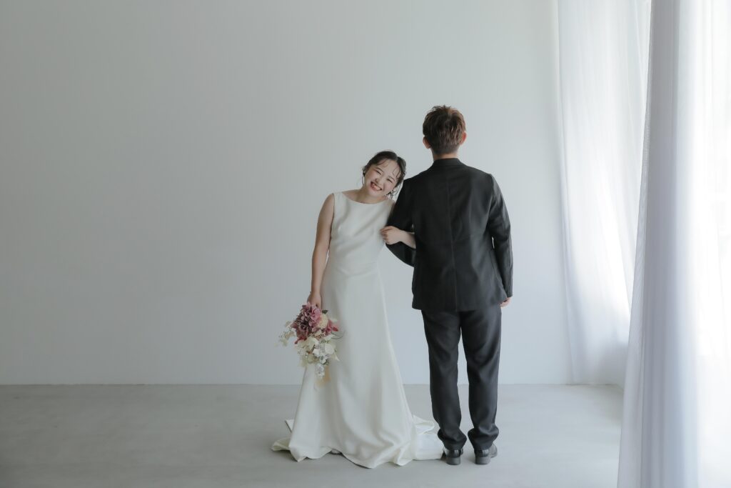 洗練されたドレスとシンプルなヘアメイク。自分たちらしさを表現する、上質な洋装前撮 り | IN MY LIFE photography