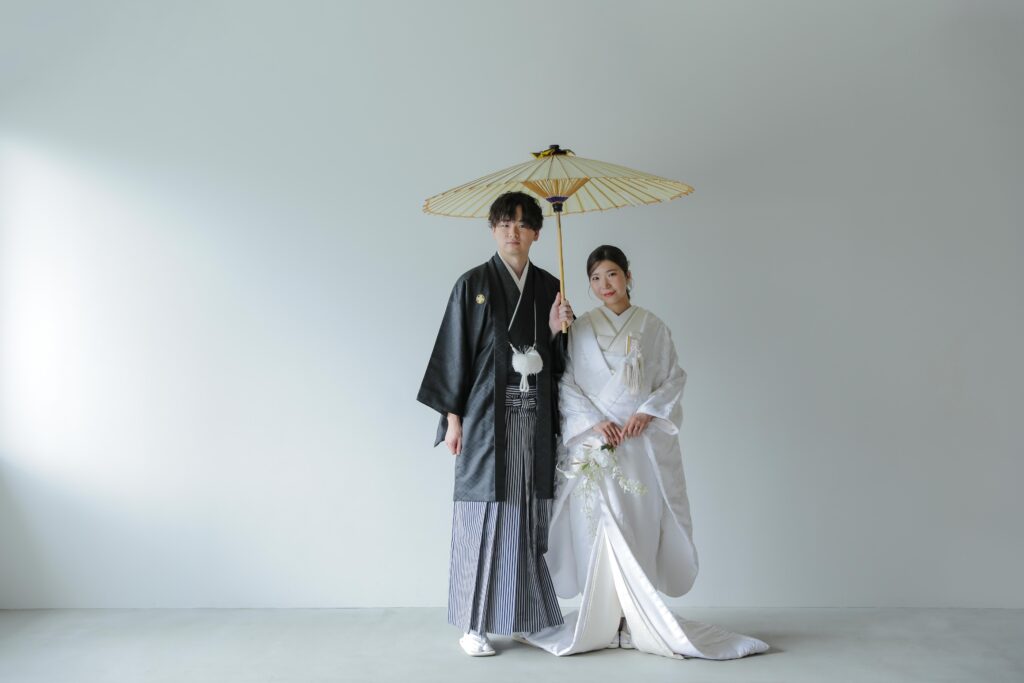 型にはまらない、自由で自然体な和装フォトウエディング。白無垢姿でこぼれる柔らかな 笑顔の一枚 | IN MY LIFE photography