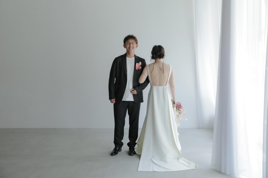 洗練されたドレスとシンプルなヘアメイク。自分たちらしさを表現する、上質な洋装前撮 り | IN MY LIFE photography