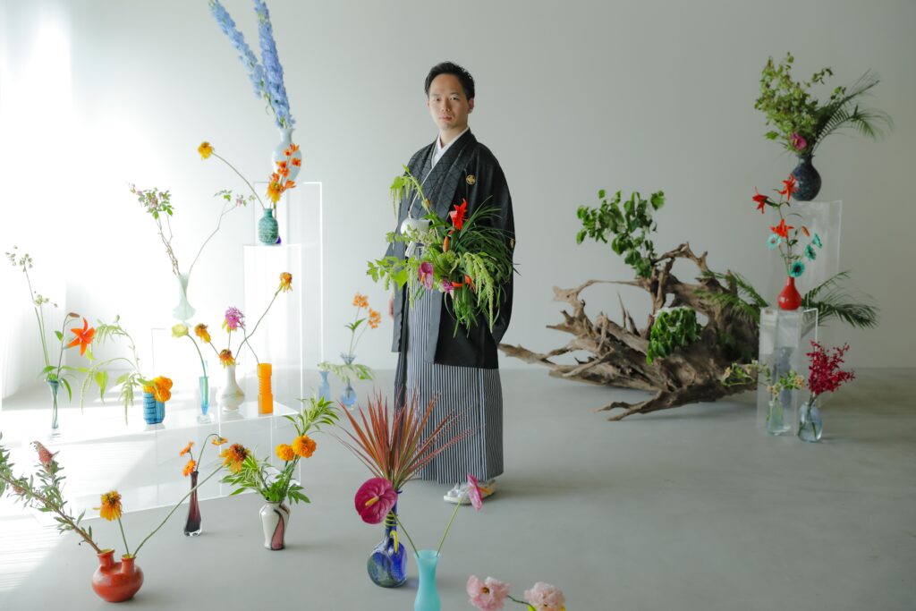 「引き算の美学」で構成された、ミニマルな白壁に映える草花とフラワーベースのスタイ
リング | IN MY LIFE photography