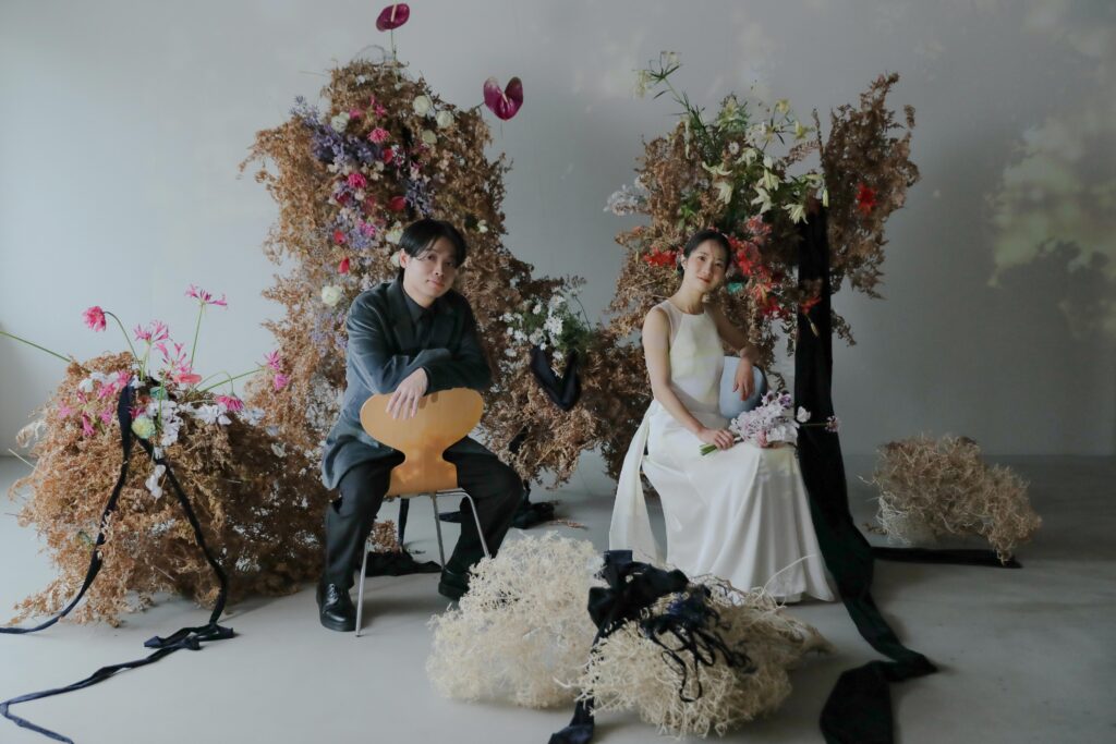 フォトウエディングを彩る上質な花。新郎新婦の美しさを引き立てる、洗練されたアーテ
ィスティックな花材の配置 | IN MY LIFE photography