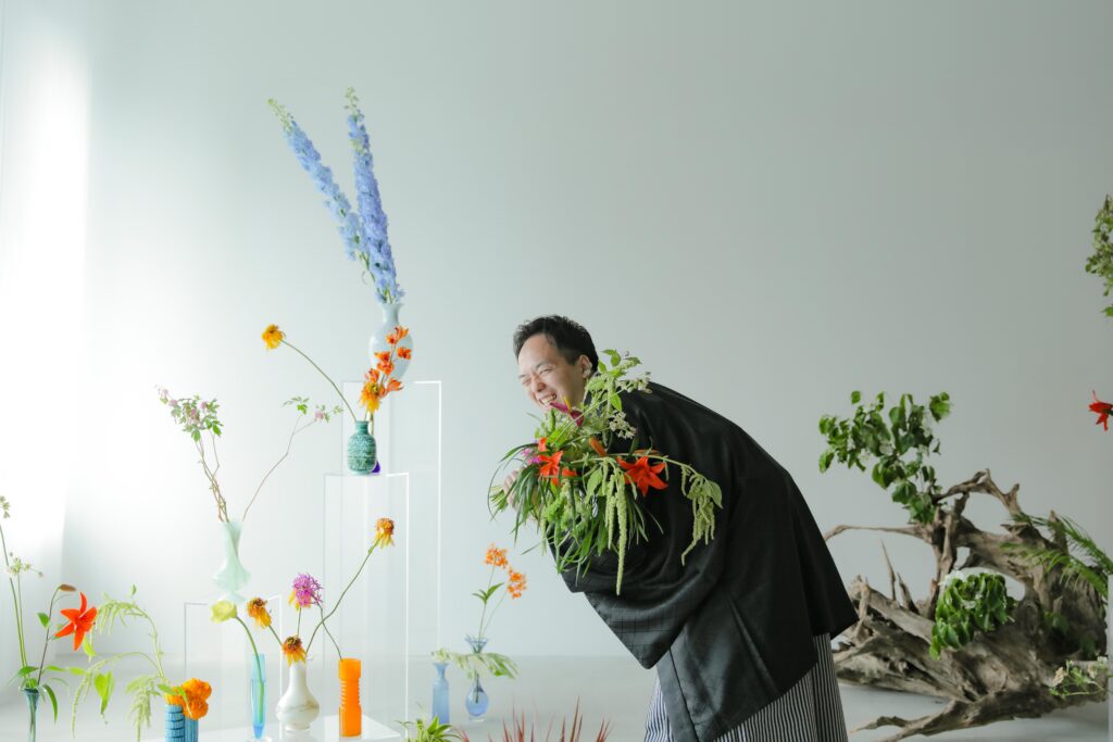 「引き算の美学」で構成された、ミニマルな白壁に映える草花とフラワーベースのスタイ
リング | IN MY LIFE photography