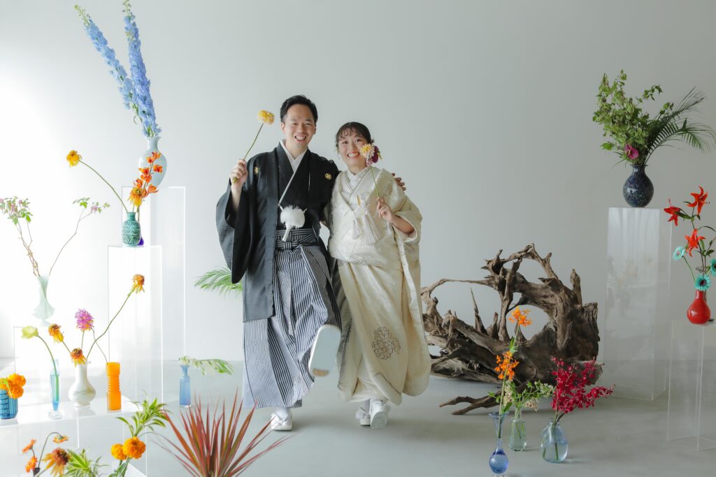 「引き算の美学」で構成された、ミニマルな白壁に映える草花とフラワーベースのスタイ
リング | IN MY LIFE photography