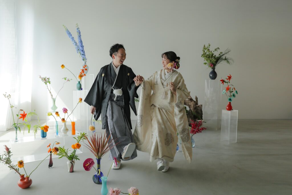 「引き算の美学」で構成された、ミニマルな白壁に映える草花とフラワーベースのスタイ
リング | IN MY LIFE photography