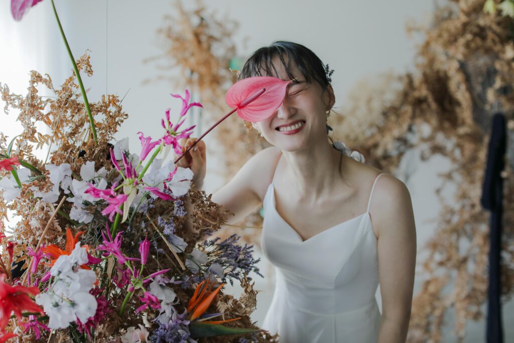 フォトウエディングを彩る上質な花。新郎新婦の美しさを引き立てる、洗練されたアーテ
ィスティックな花材の配置 | IN MY LIFE photography
