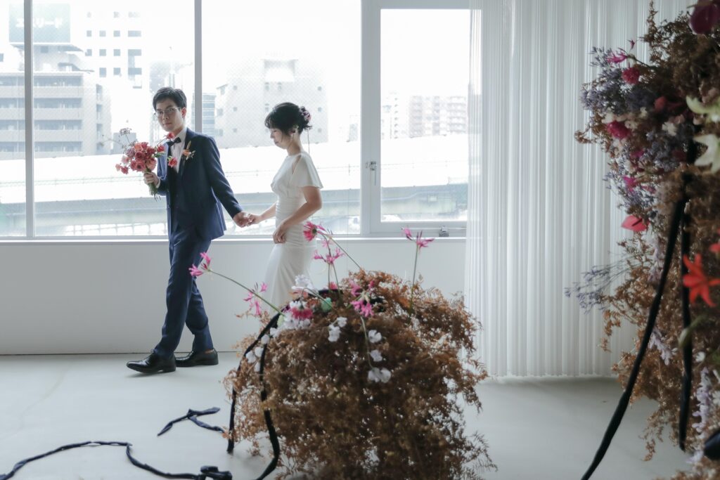 柔らかな自然光が包み込むスタジオで、ドレスの繊細なディテールまで美しく残す前撮り
カット | IN MY LIFE photography