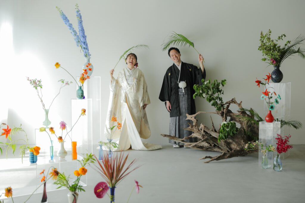 フォトウエディングを彩る上質な花。新郎新婦の美しさを引き立てる、洗練されたアーテ
ィスティックな花材の配置 | IN MY LIFE photography