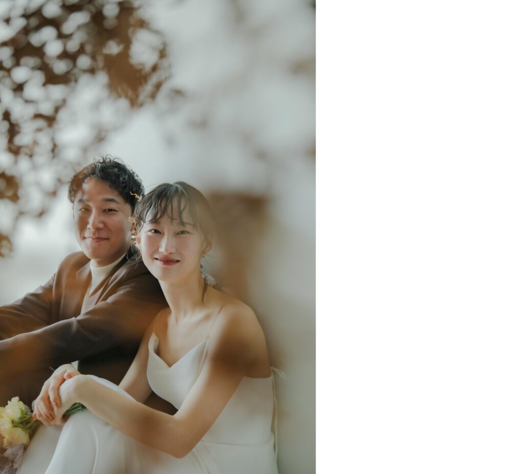 フォトウエディングを彩る上質な花。新郎新婦の美しさを引き立てる、洗練されたアーテ
ィスティックな花材の配置 | IN MY LIFE photography