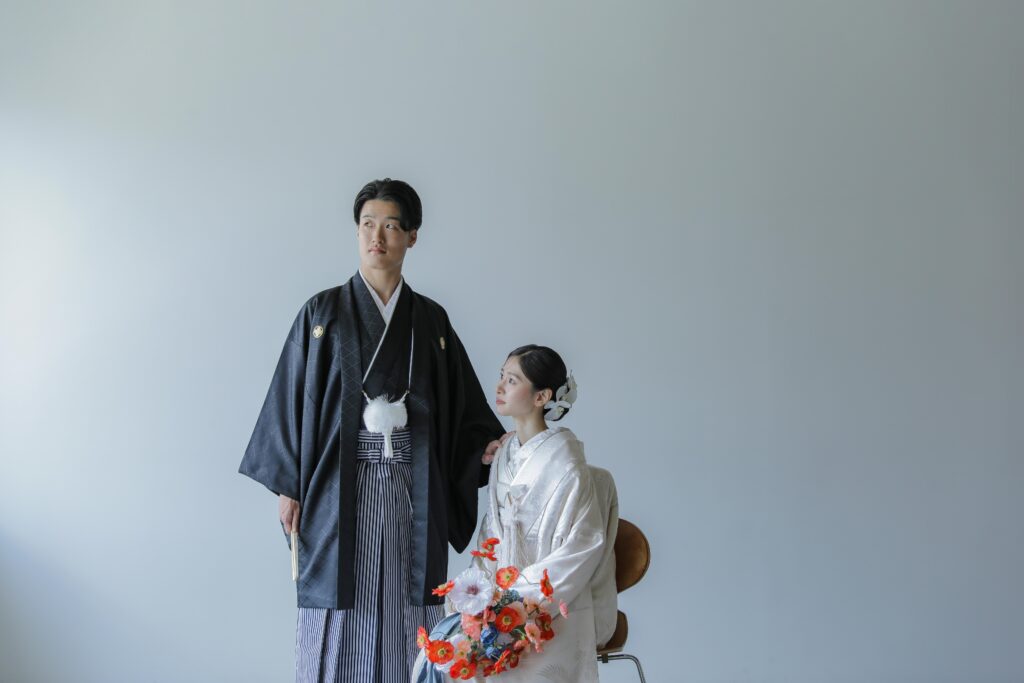 差し込む光が白無垢の陰影を美しく描き出す。シンプルだからこそ本質が伝わる和装カッ
ト | IN MY LIFE photography
