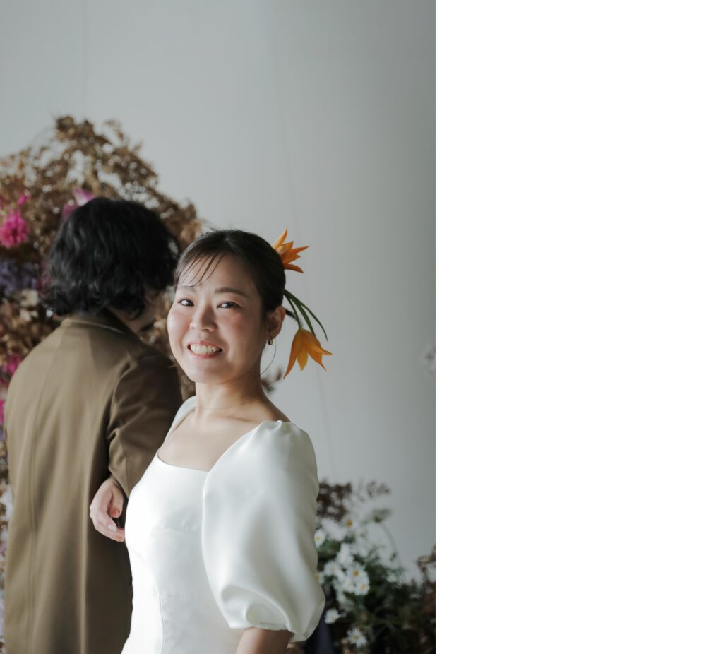 白壁のシンプルなスタジオで撮影された、洗練された洋装のウエディングフォト・前撮り|
IN MY LIFE photography