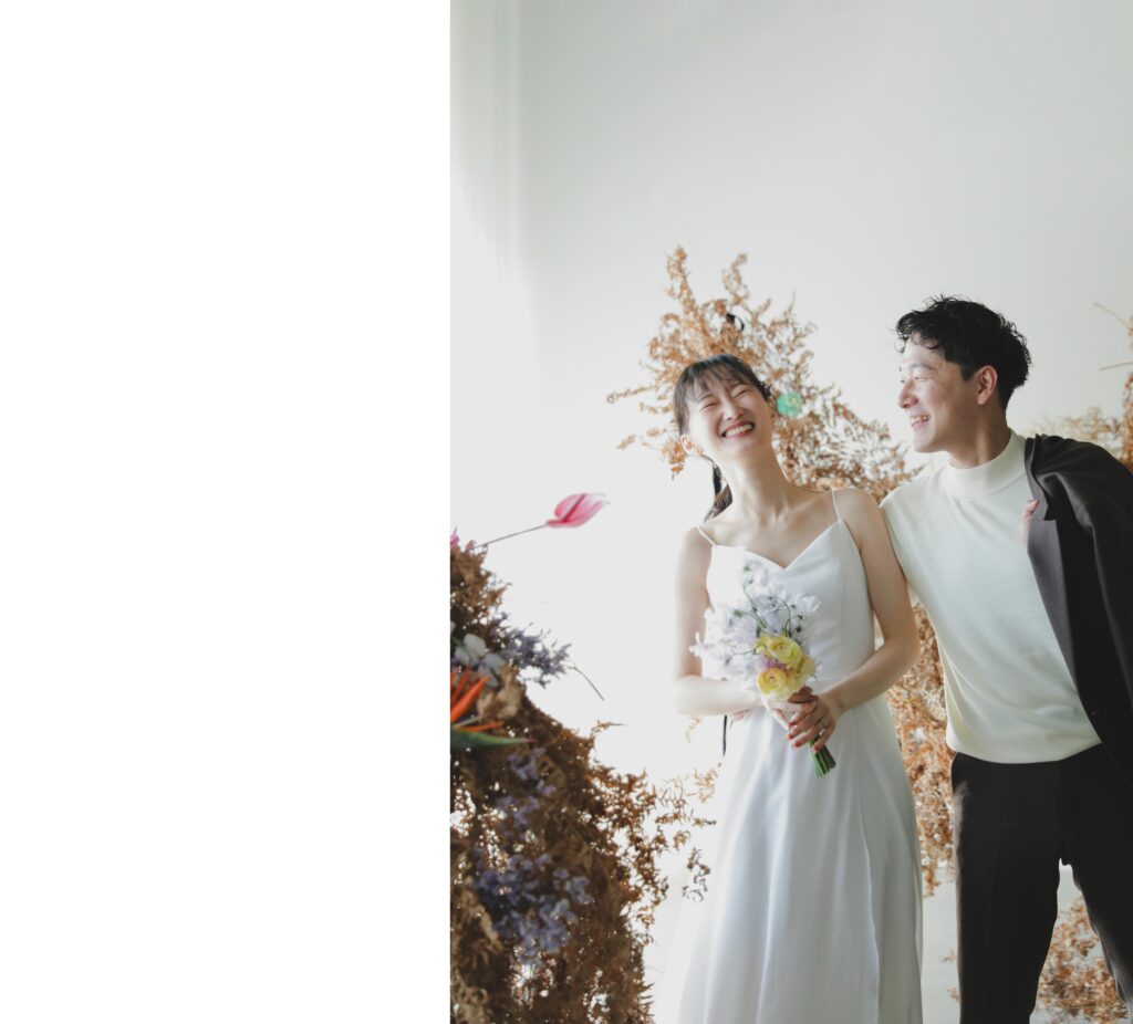 フォトウエディングを彩る上質な花。新郎新婦の美しさを引き立てる、洗練されたアーテ
ィスティックな花材の配置 | IN MY LIFE photography