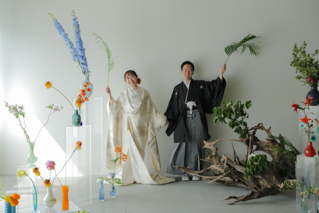 フォトウエディングを彩る上質な花。新郎新婦の美しさを引き立てる、洗練されたアーテ
ィスティックな花材の配置 | IN MY LIFE photography