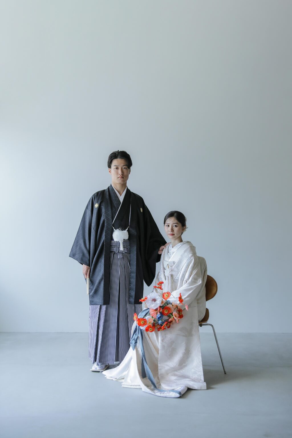 差し込む光が白無垢の陰影を美しく描き出す。シンプルだからこそ本質が伝わる和装カッ
ト | IN MY LIFE photography
