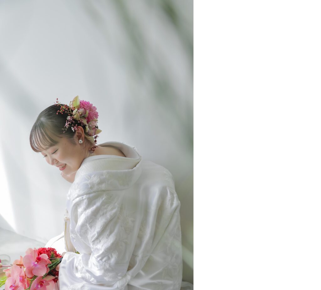 差し込む光が白無垢の陰影を美しく描き出す。シンプルだからこそ本質が伝わる和装カッ
ト | IN MY LIFE photography