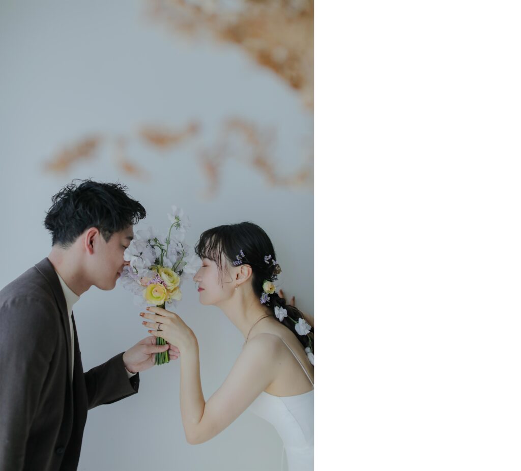 フォトウエディングを彩る上質な花。新郎新婦の美しさを引き立てる、洗練されたアーテ
ィスティックな花材の配置 | IN MY LIFE photography
