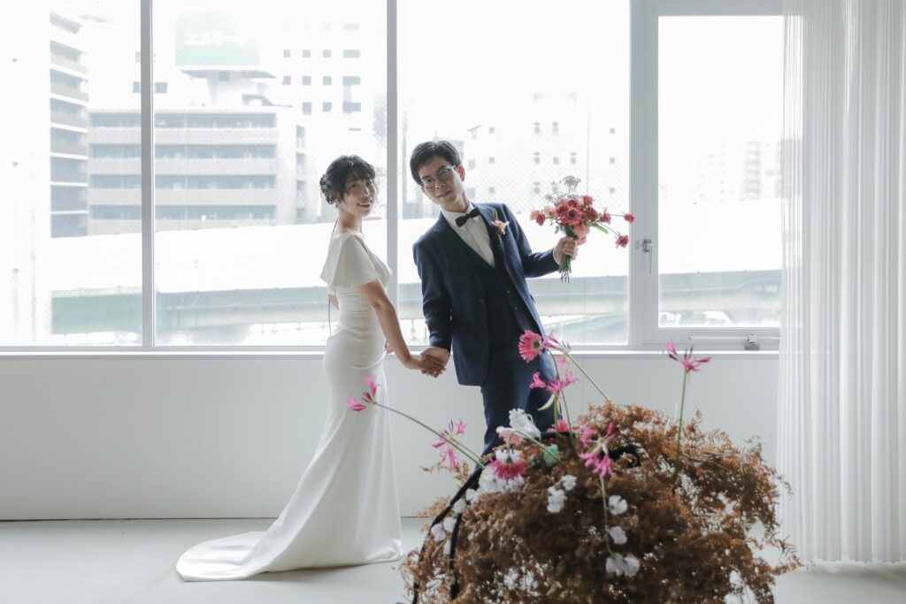 柔らかな自然光が包み込むスタジオで、ドレスの繊細なディテールまで美しく残す前撮り
カット | IN MY LIFE photography