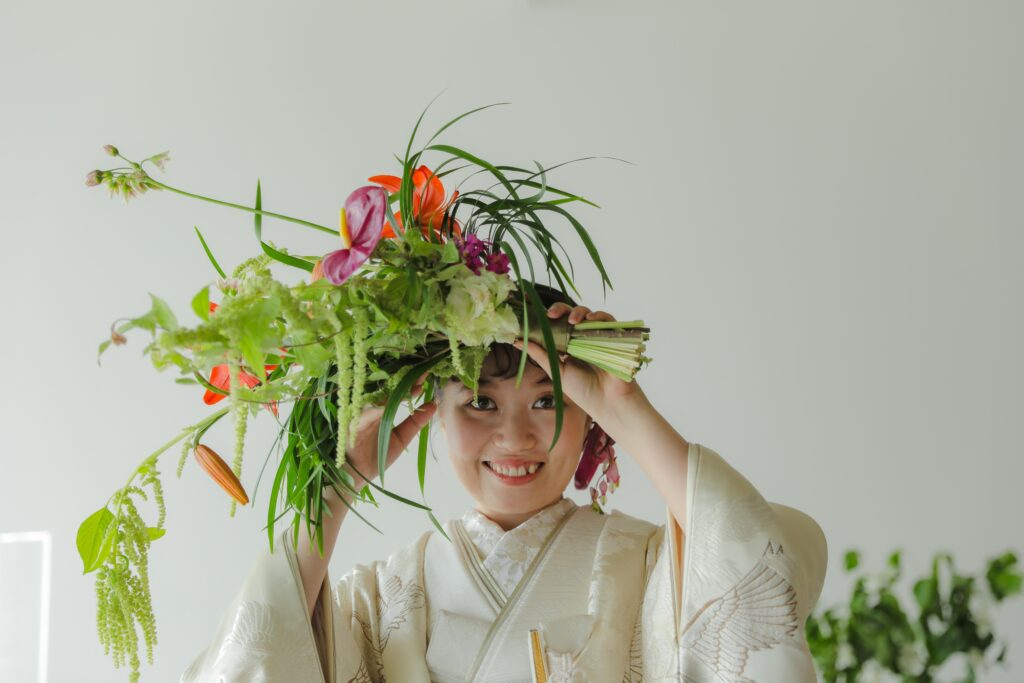 フォトウエディングを彩る上質な花。新郎新婦の美しさを引き立てる、洗練されたアーテ
ィスティックな花材の配置 | IN MY LIFE photography