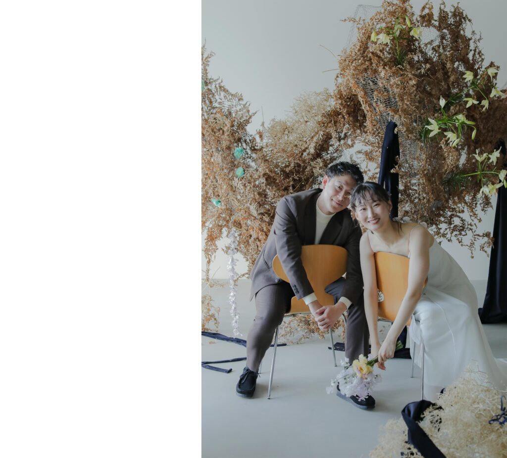 フォトウエディングを彩る上質な花。新郎新婦の美しさを引き立てる、洗練されたアーテ
ィスティックな花材の配置 | IN MY LIFE photography