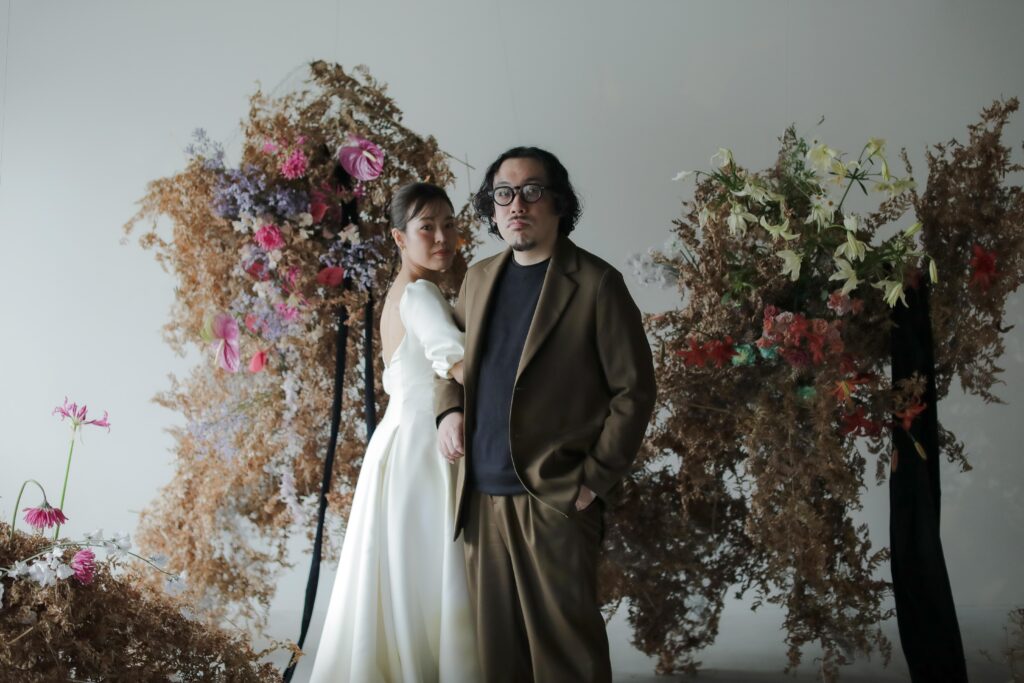 白壁のシンプルなスタジオで撮影された、洗練された洋装のウエディングフォト・前撮り|
IN MY LIFE photography