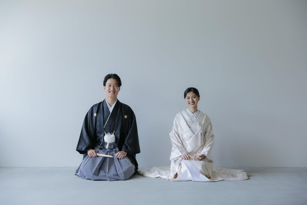 差し込む光が白無垢の陰影を美しく描き出す。シンプルだからこそ本質が伝わる和装カッ
ト | IN MY LIFE photography