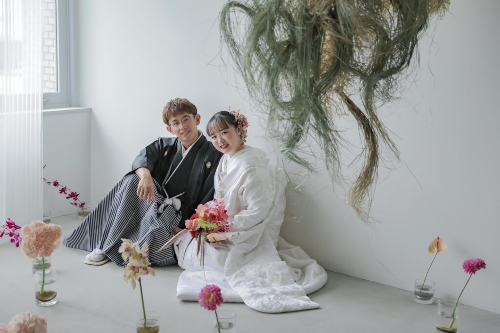 差し込む光が白無垢の陰影を美しく描き出す。シンプルだからこそ本質が伝わる和装カッ
ト | IN MY LIFE photography